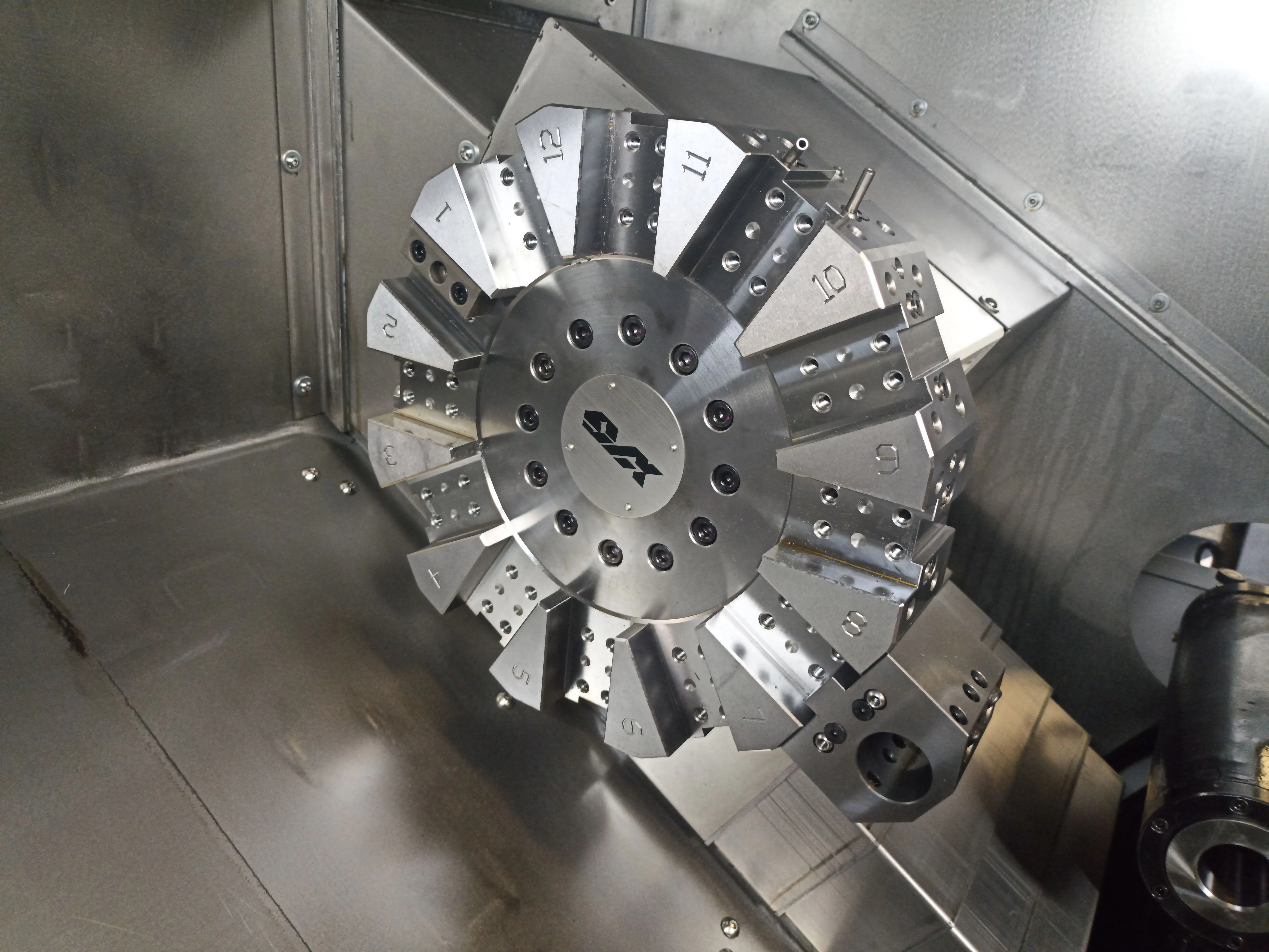  Электромеханическая револьверная головка на 12 позиций 