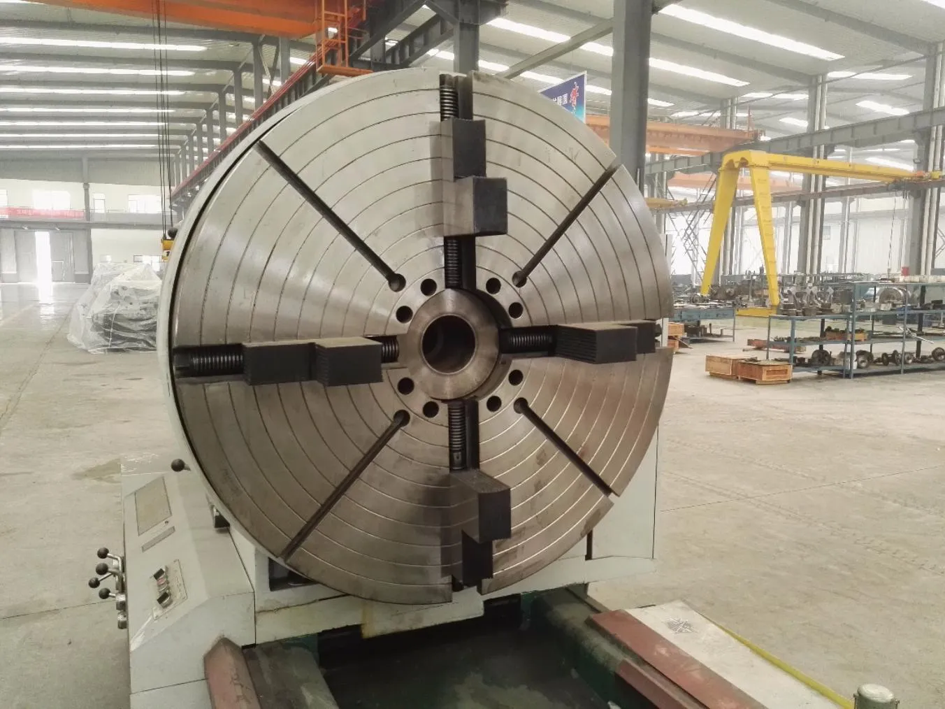  4-х кулачковый механический патрон Ø 1000 мм. Диаметр отверстия в шпинделе 130 мм.