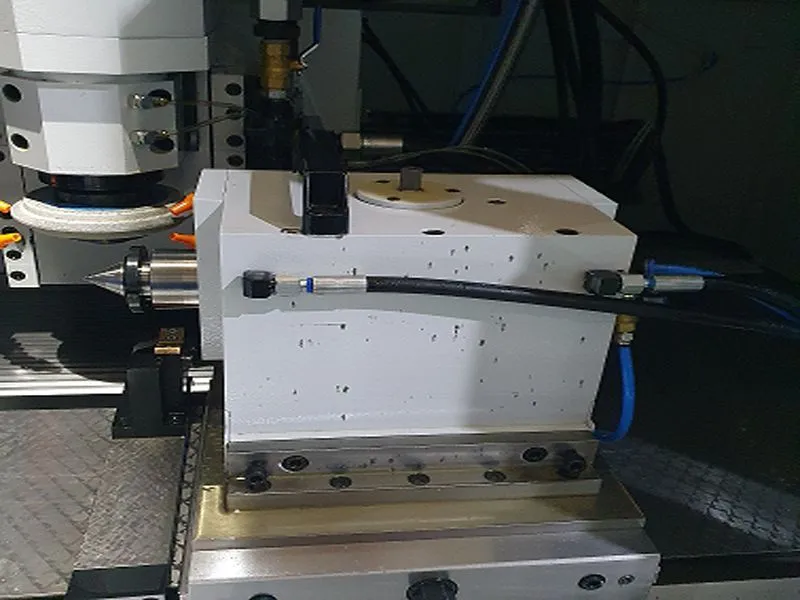  Задняя бабка