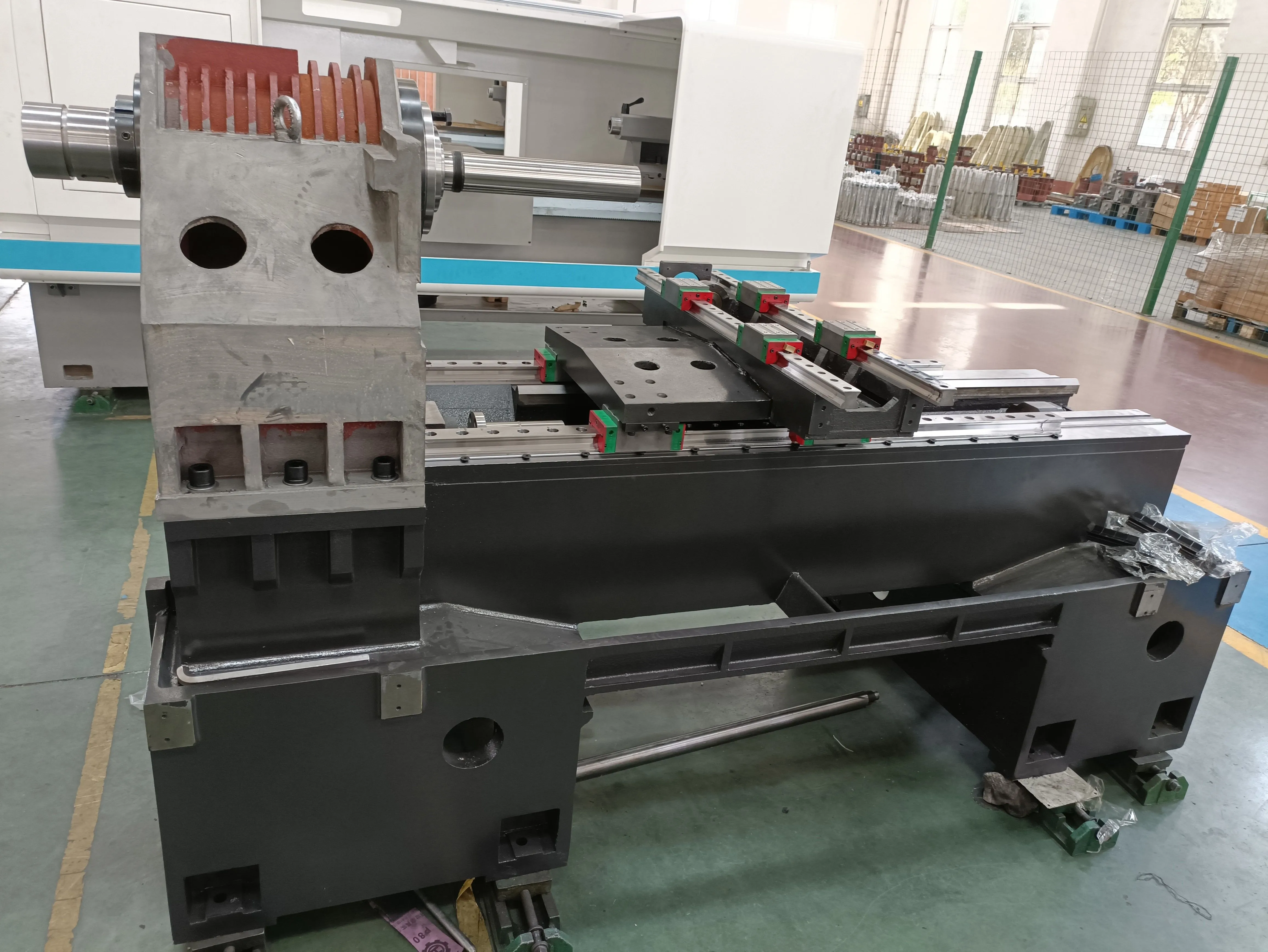  Цельнолитая станина из серого чугуна, подверженная термостабилизации.